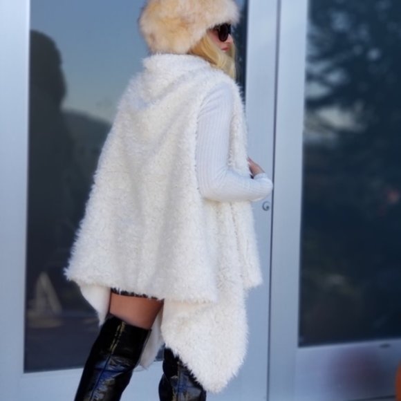 Snowy Splender Faux Fur Vest - Cream - Picture 2 of 4